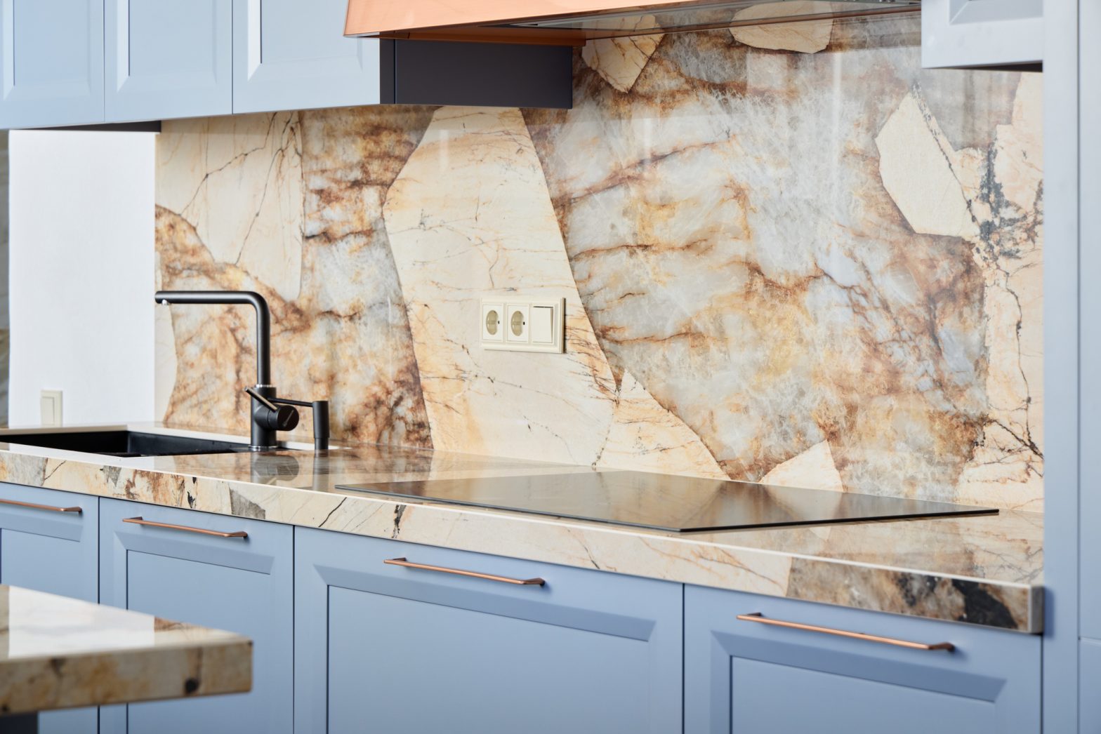 full height natural stone marble backsplash that blend with the countertop